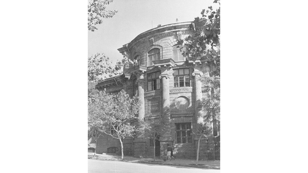 تصویر قدیمی از کتابخانه ملی ارمنستان در ایروان